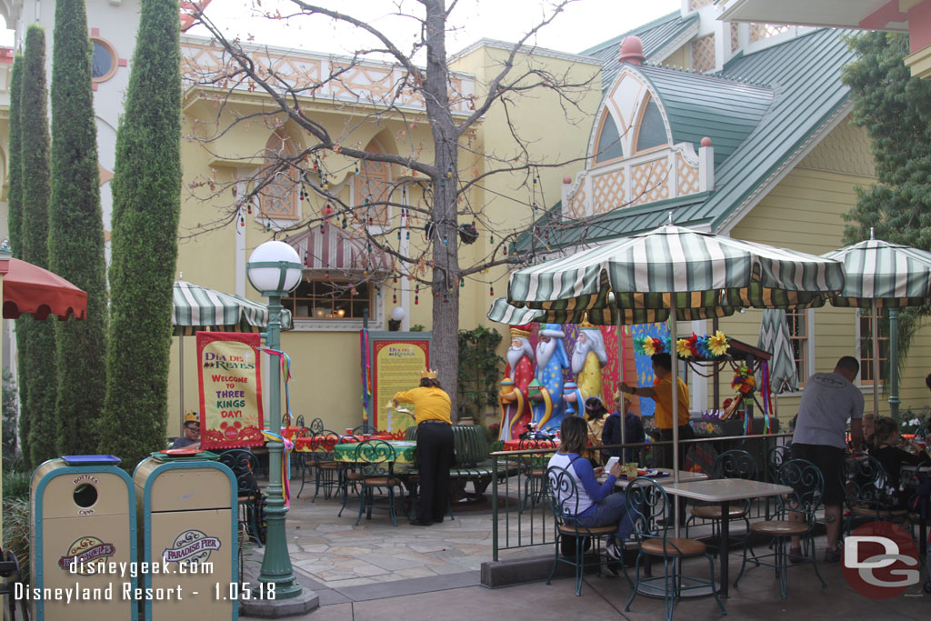 The area right next to Boardwalk Pizza & Pasta had a photo op and arts/crafts for Three Kings Day.