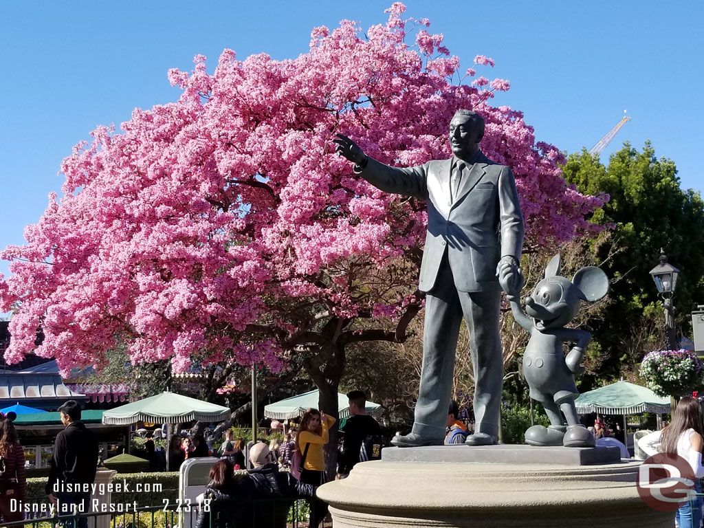 The partners statue in the hub.