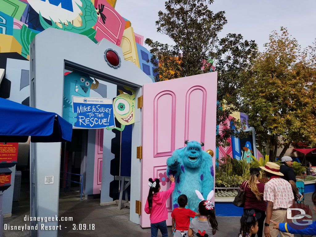 Sully greeting near his attraction.