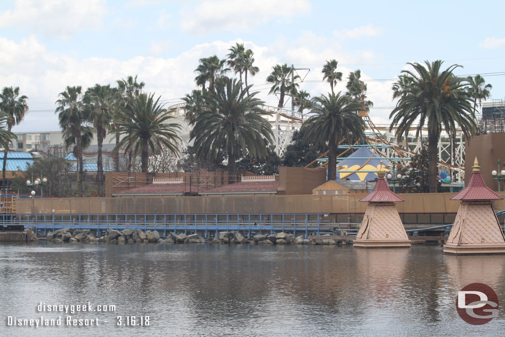 More scaffolding up around the shade/FastPass structures