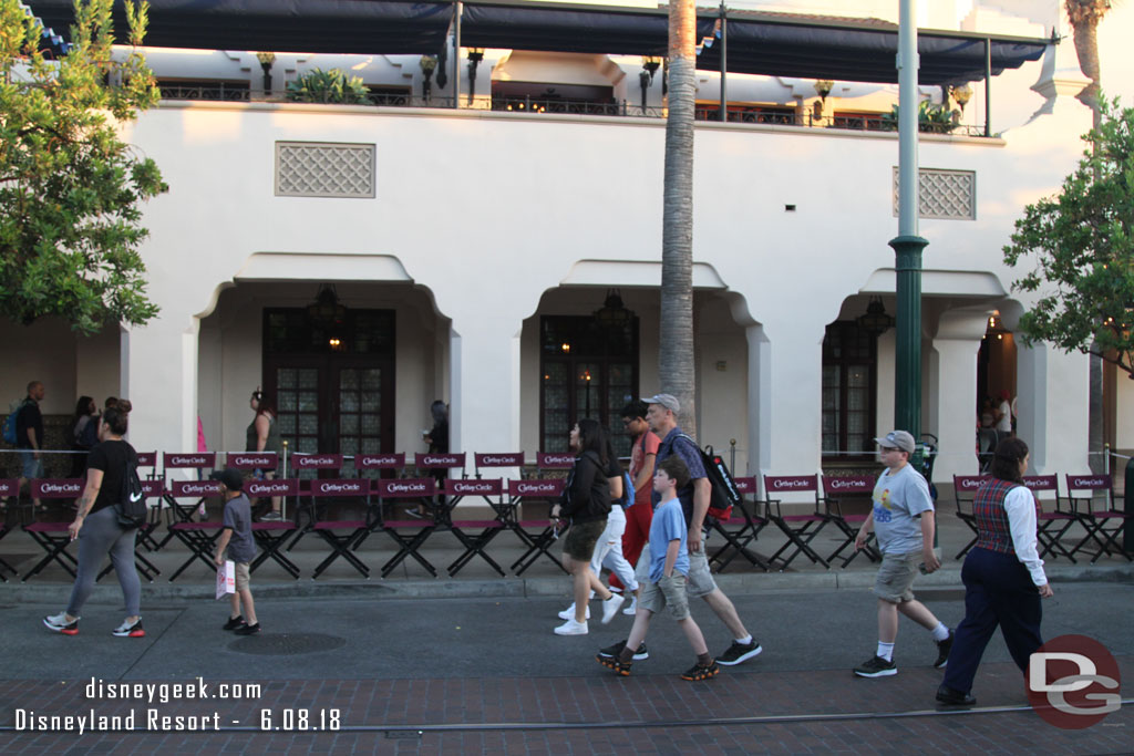 They span the block in front of the restaurant on Hollywood Blvd.