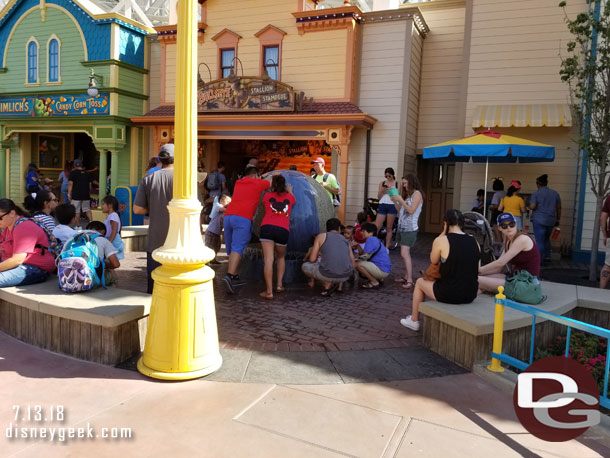 The few spots that had shade had guests utilizing it.