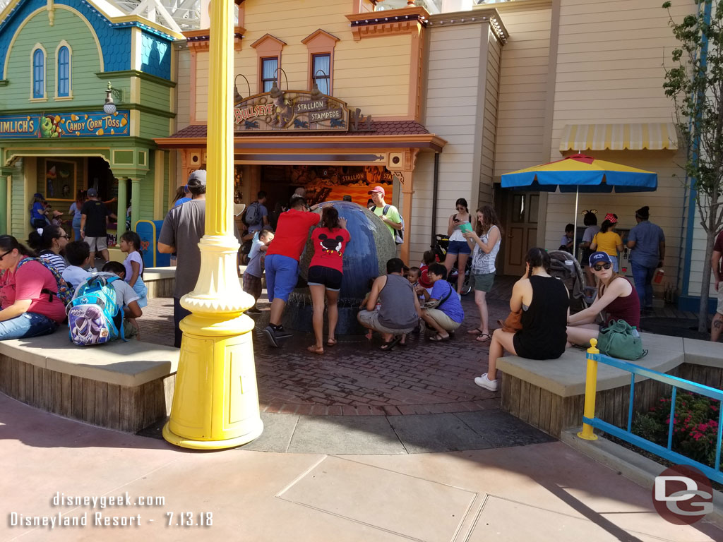 The few spots that had shade had guests utilizing it.