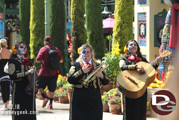 The Mariachi Divas are part of the show again. 