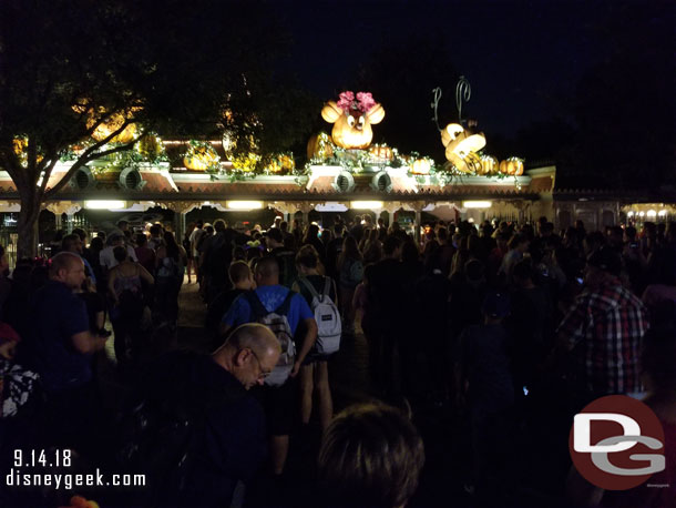 The lines to get back into Disneyland this evening were beyond the Monorail beam.