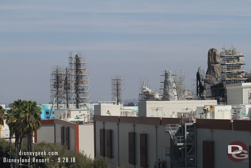 Work on the background spires seems to have slowed.  Also noteworthy one steel support structure has been removed from the corner far corner of the nearest building (the battle escape show building). It was there two weeks ago and gone today.