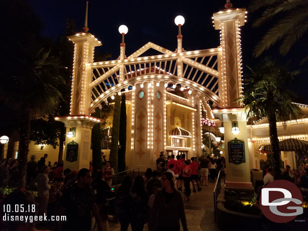 7:08pm and the Boardwalk Pizza & Pasta line stretched to the parade route.