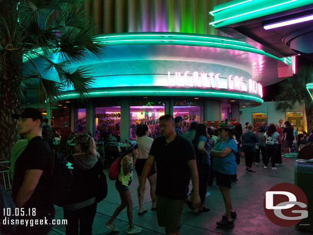 7:18pm the line for Flo's filled the interior queue space and stretched out to Cross Street.