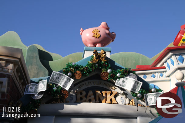 The decorations around Toontown looked to be the same, nothing drastically different jumped out to me.