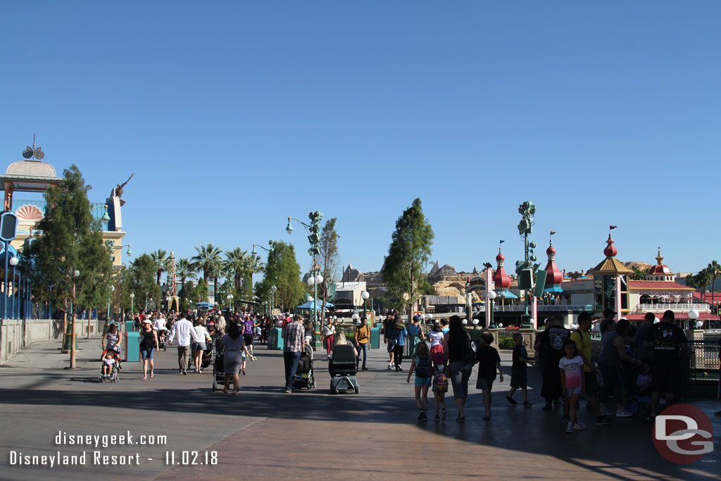 A fair number of guests moving around. No sign of the Festival of Holiday marketplaces yet.. but they will be in place by next Friday for the opening of the Christmas season.