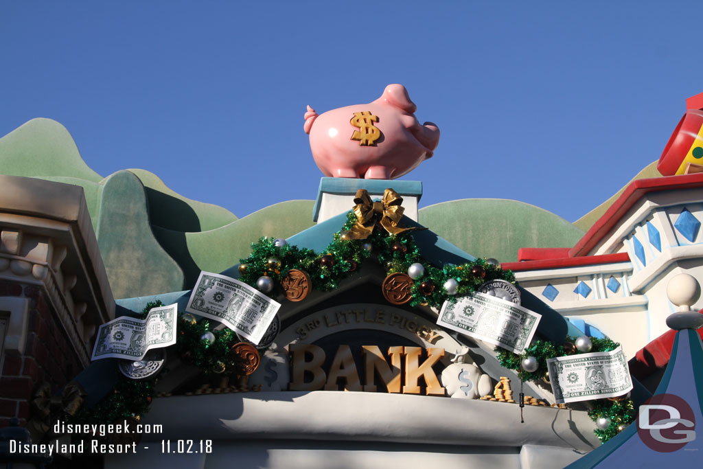 The decorations around Toontown looked to be the same, nothing drastically different jumped out to me.