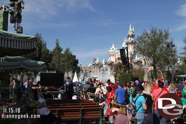 On the Tomorrowland side was a queue for those participating in the taping.  On the Frontierland side a standby queue to fill in the background.