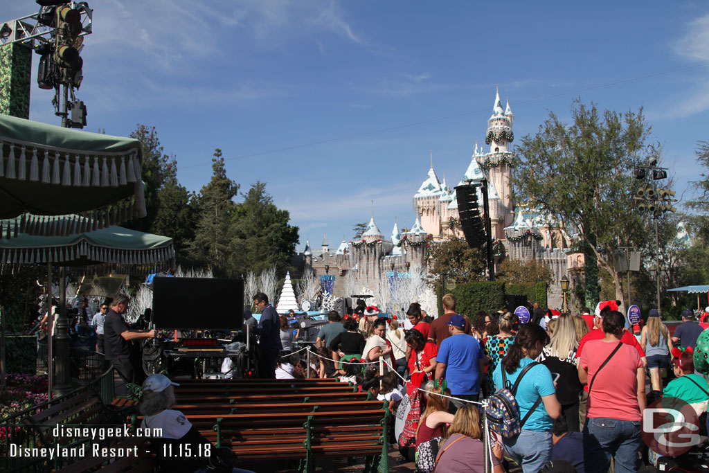 On the Tomorrowland side was a queue for those participating in the taping.  On the Frontierland side a standby queue to fill in the background.