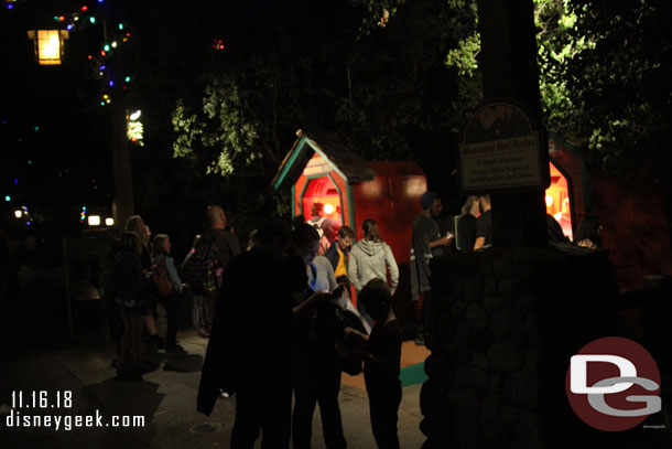 5:30pm and warming huts had waits extending out to the walkway.