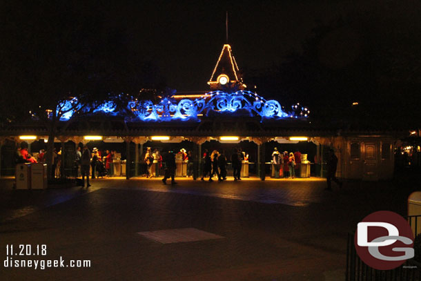 No lines to enter Disneyland this evening.. so nice to park hop when it looks like this.