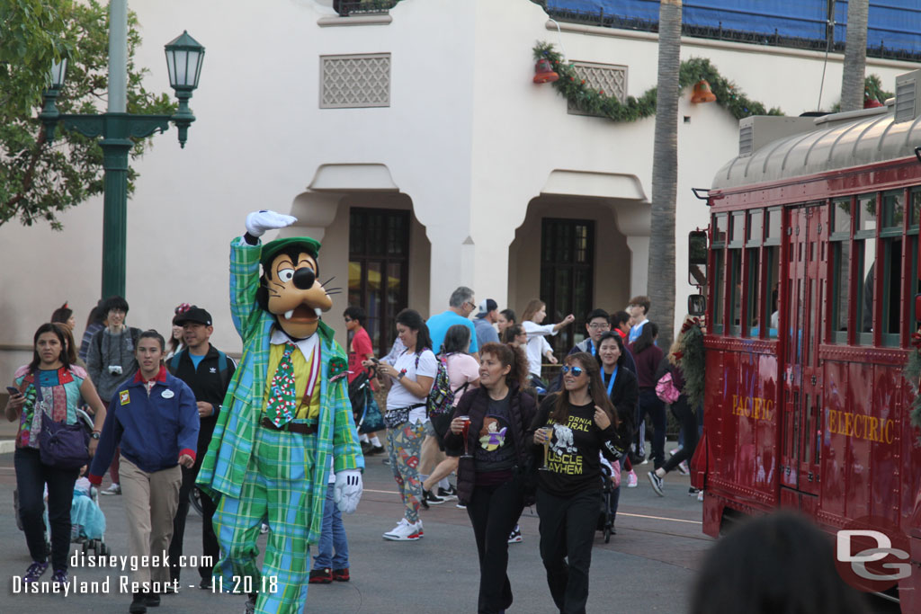 Goofy was strolling through Carthay Circle.