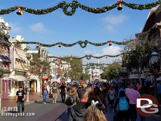 A good example of how angles and timing can give different impressions.. here is a first picture as I was walking up Main Street USA. The park looks/feels crowded.