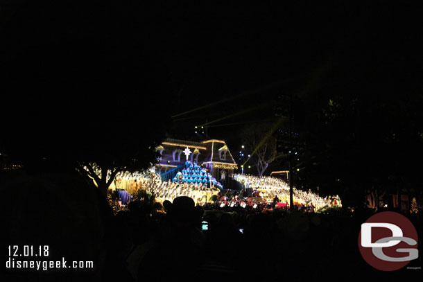 As I arrived in Town Square I saw a decent spot available so I decided to stop and watch the show.  I was heading to DCA to catch a performance of Phat Cat Swinger but called an audible.