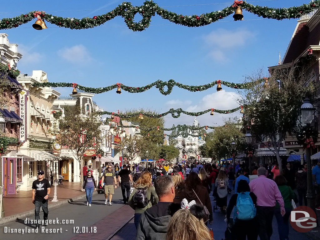 A good example of how angles and timing can give different impressions.. here is a first picture as I was walking up Main Street USA. The park looks/feels crowded.