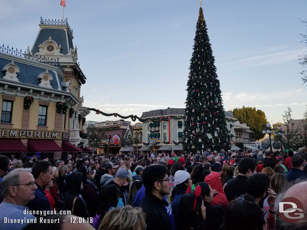 The crowd behind me filled in.  This was 4:20pm, so a little over an hour before show time and most of the stand by spots were taken.