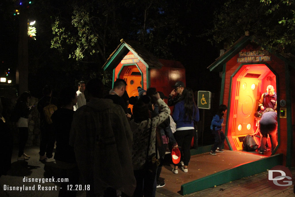 Several groups waiting for the warming huts this evening.