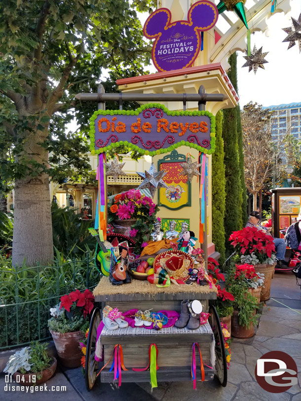 A closer look at the Dia De Reyes cart near the entrance to Paradise Gardens.  It was blocked earlier with the Princess Elena show.