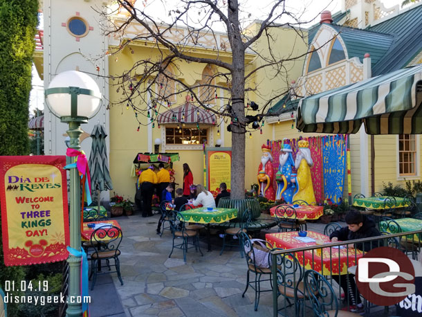 A slightly wider view of the activity area, this time by there were some guests inside.