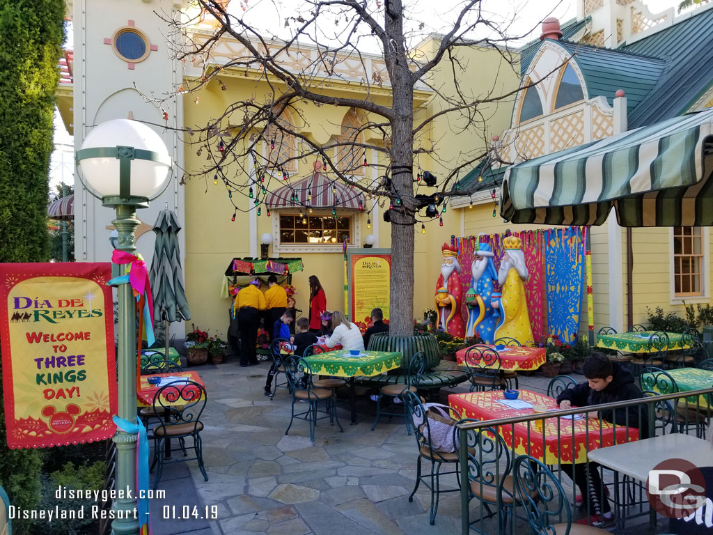 A slightly wider view of the activity area, this time by there were some guests inside.