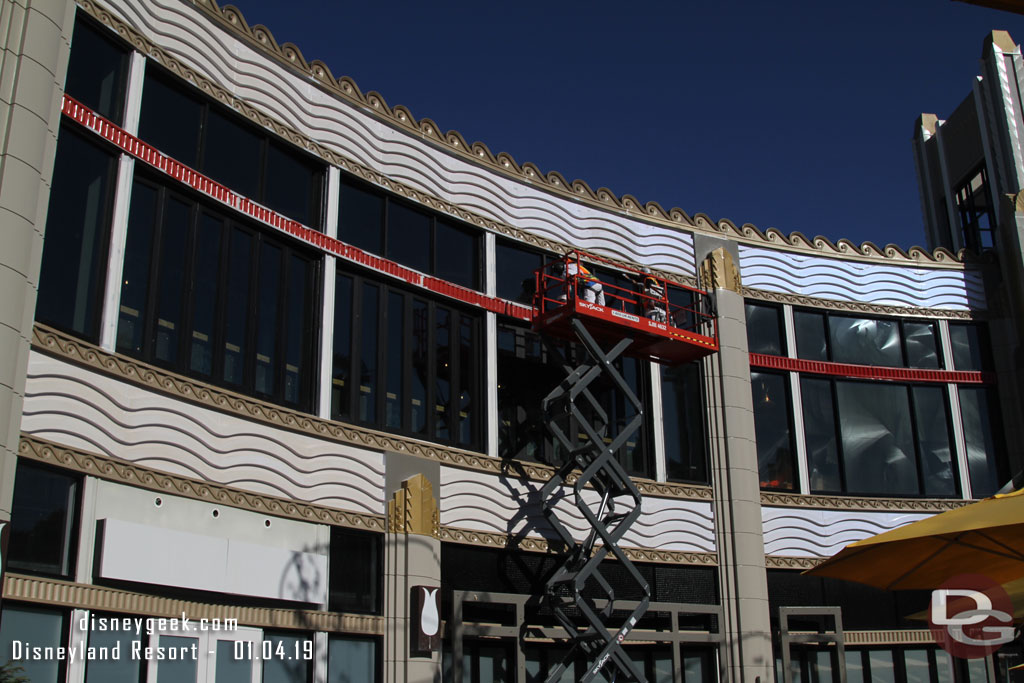 The former open area is closed in but it looks like the windows can open.