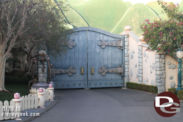 The Minnie wrap on the backstage gate has been removed.