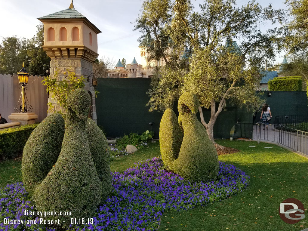 The fence on the other side has no artwork.