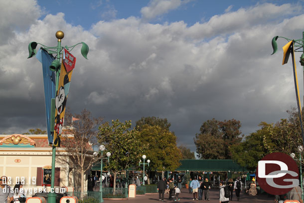 The skies to the east looked threatening but the weather never arrived at the parks.. just some passing clouds and cold today.