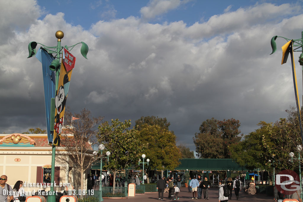 The skies to the east looked threatening but the weather never arrived at the parks.. just some passing clouds and cold today.