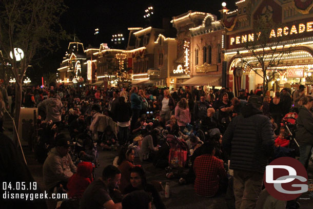 9:15pm and it seems a majority of guests on Main Street USA were opting to sit and wait for Mickey's Mix Magic. Plenty of space and choices available just 15 min before show time.