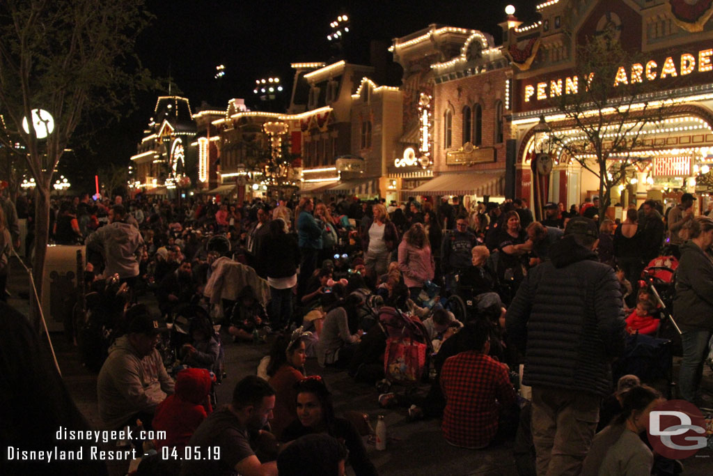 9:15pm and it seems a majority of guests on Main Street USA were opting to sit and wait for Mickey