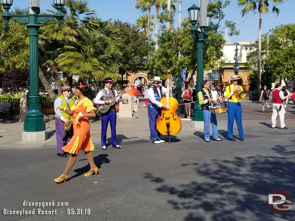 Five & Dime strolled in to perform vs riding in this set.