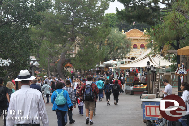 The crowd picking up a bit in Frontierland.