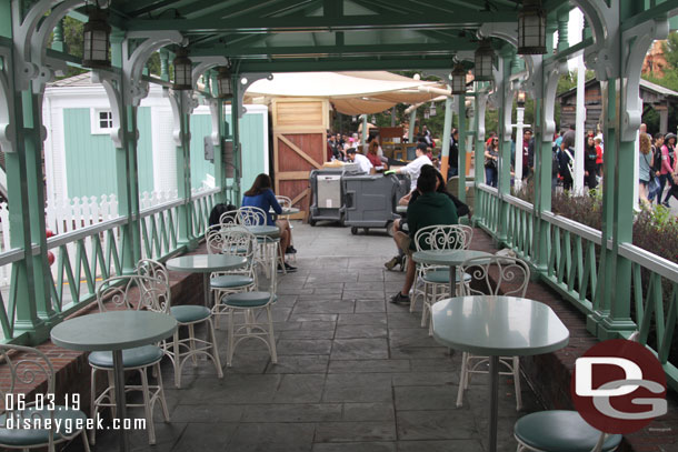 Thanks to the thin crowd a good view of the tables at the Frontierland Landing.