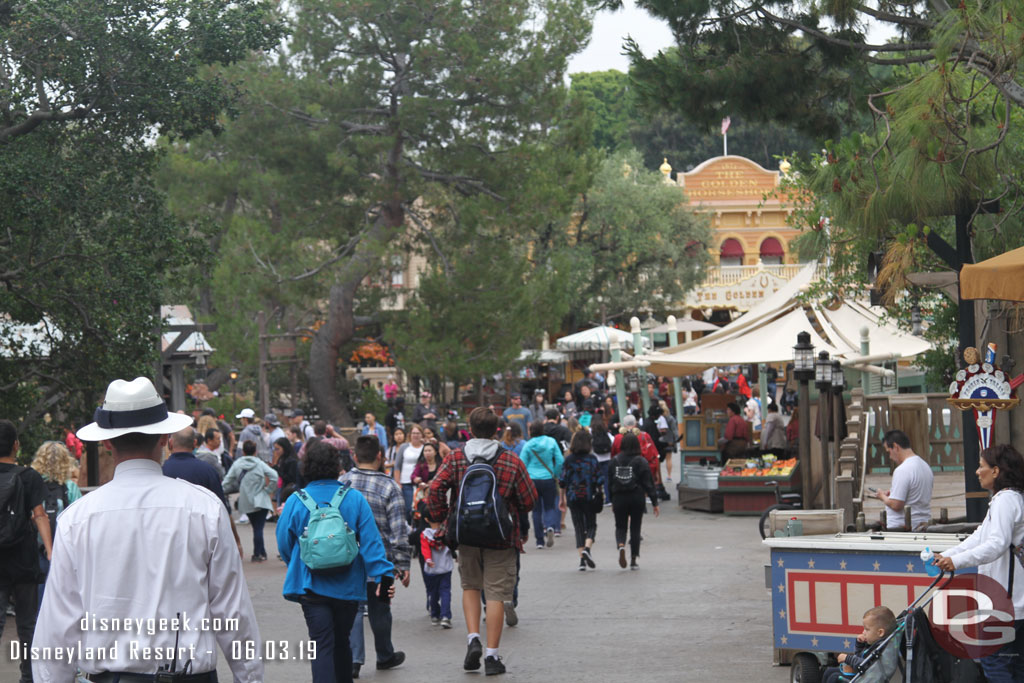 The crowd picking up a bit in Frontierland.