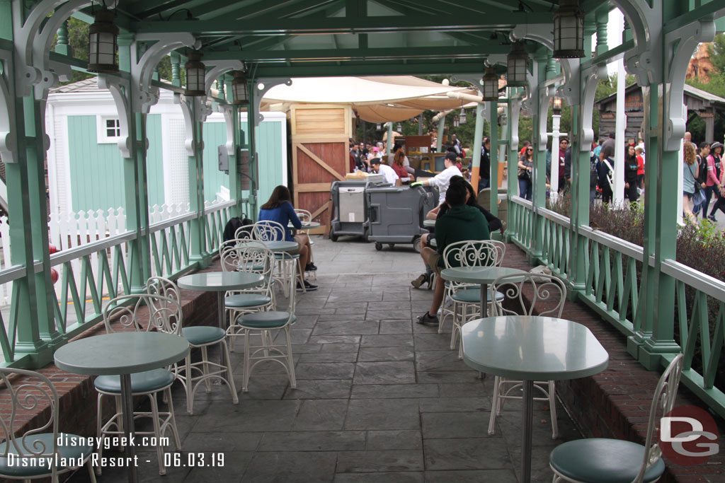 Thanks to the thin crowd a good view of the tables at the Frontierland Landing.