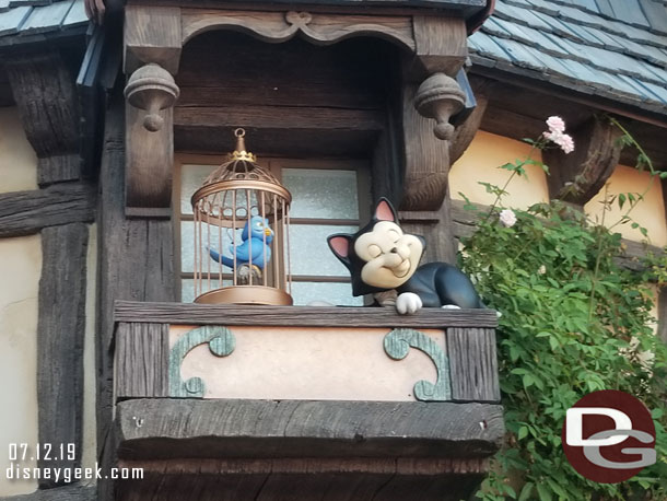 Figaro and the blue bird have returned to Fantasy Faire.