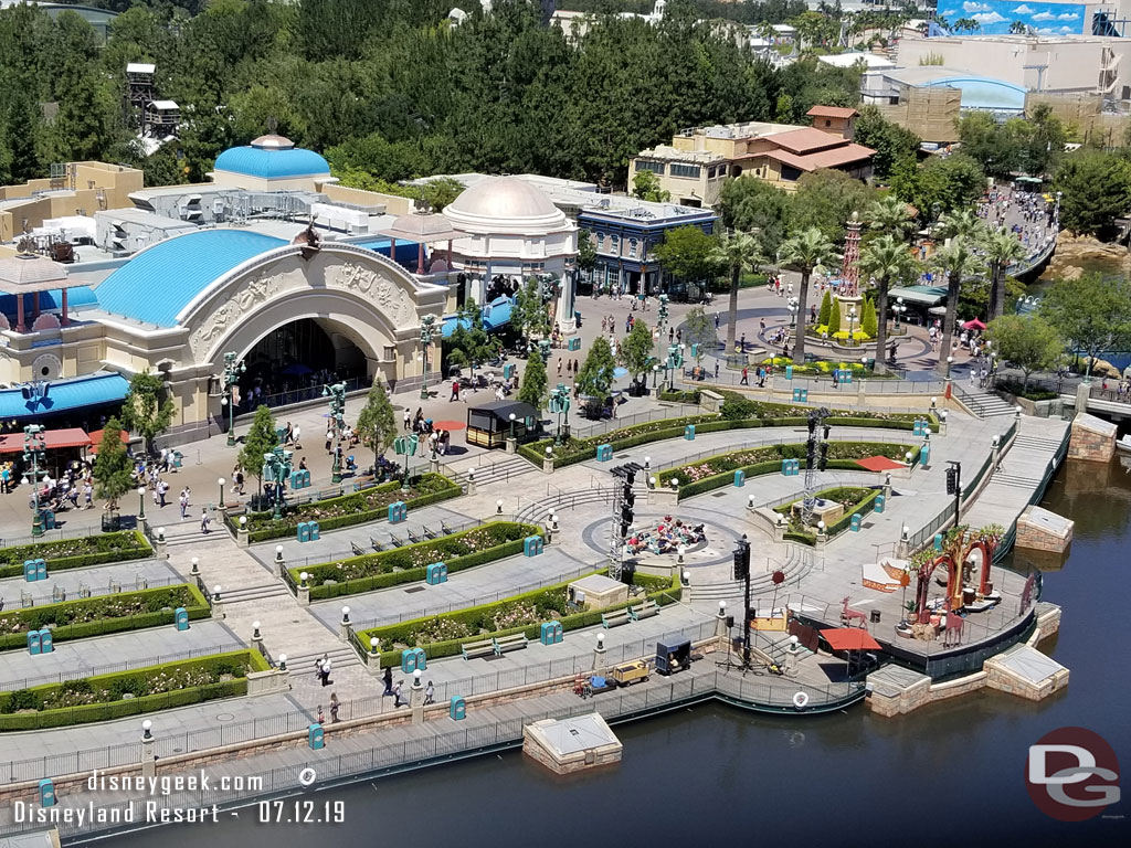 Paradise Gardens Park this afternoon.  Notice some guests claiming benches for the the 2:50pm Tale of the Lion King (it was 2:15pm and in the mid 80s out)