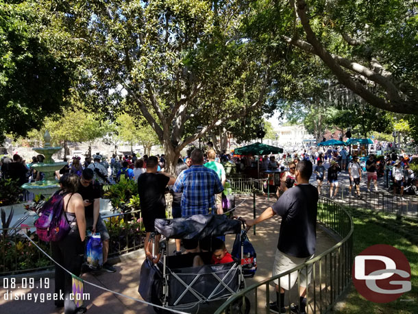 This was the end of the Popcorn cart line at 3:30pm.  It wrapped around to the fountain and was starting to wrap back on itself again.