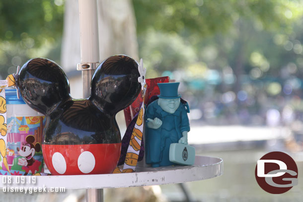 One of the the 50th Anniversary of the Haunted Mansion merchandise options was a set of hitch hiking ghosts.  The first being Phineas Popcorn bucket.  He is more a popcorn holder.