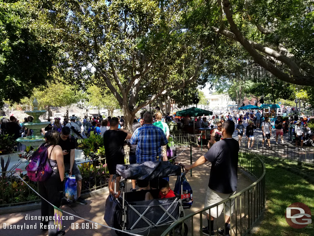 This was the end of the Popcorn cart line at 3:30pm.  It wrapped around to the fountain and was starting to wrap back on itself again.