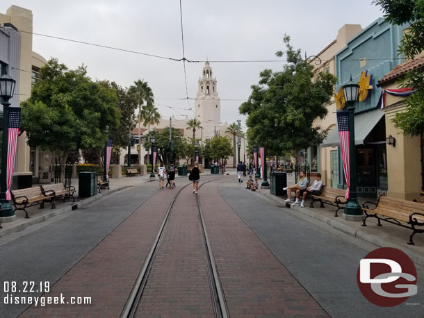 A quiet morning to enter the park.