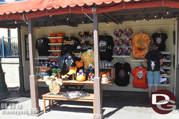 The gift shop across from Paradise Gardens Park has stayed and now features Halloween merchandise.