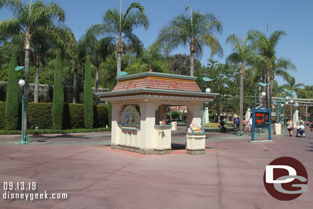 Last week I did not really take any pictures of the recently opened Disney Vacation Club kiosk that replaced the original Information Kiosk and snack kiosk.