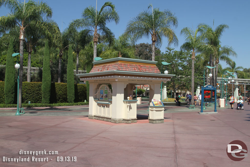 Last week I did not really take any pictures of the recently opened Disney Vacation Club kiosk that replaced the original Information Kiosk and snack kiosk.