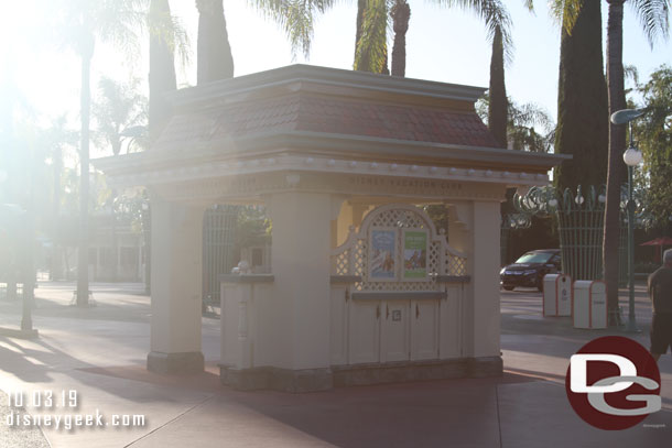 Arriving at the parks about 5 minutes before they were to open for the day.  All is quiet at the DVC kiosk.